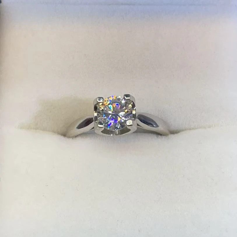 【Vivia】甄选 经典牛头戒指1.0CT