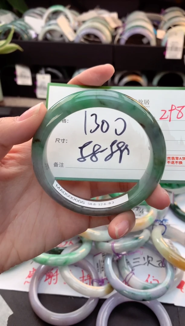 未镶嵌定制翡翠毛货需精细抛光+多人