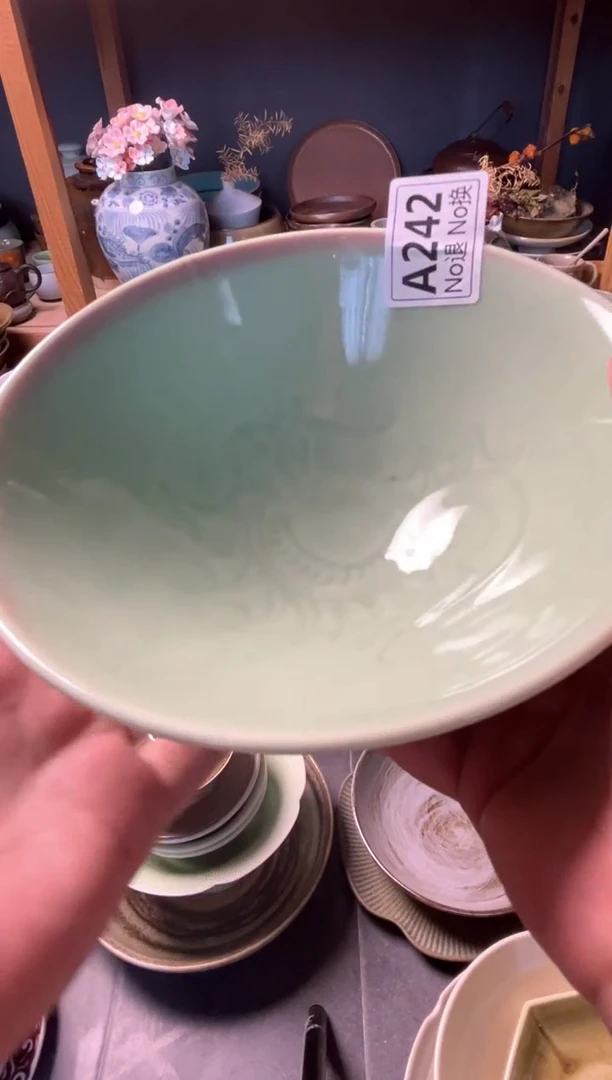 瓷片S****孙a242豆青吸红龙碗福利