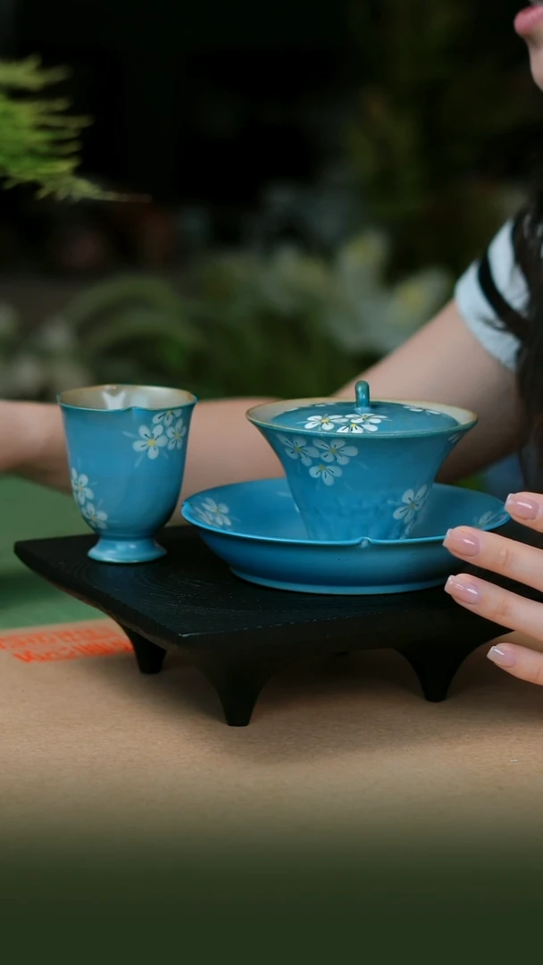 瓷片梨花一盖碗一壶承一高脚杯