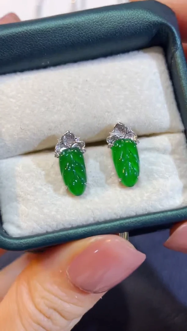 颈饰18K金镶嵌翡翠团购36