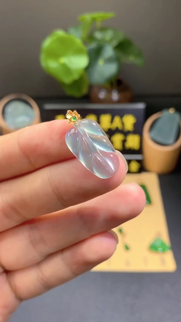 翡翠18K金镶嵌颈饰翡翠A货