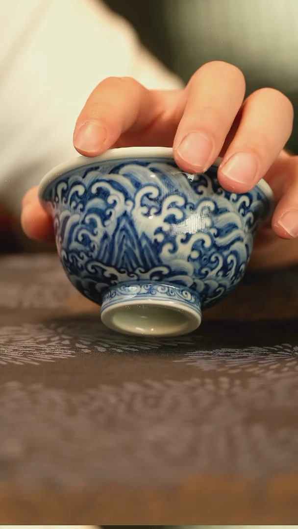仿明青花江崖海水龙纹压手杯