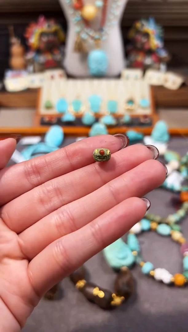 未镶嵌绿松石配饰小丑南瓜