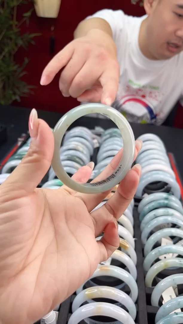 翡翠手镯未镶嵌翡翠1