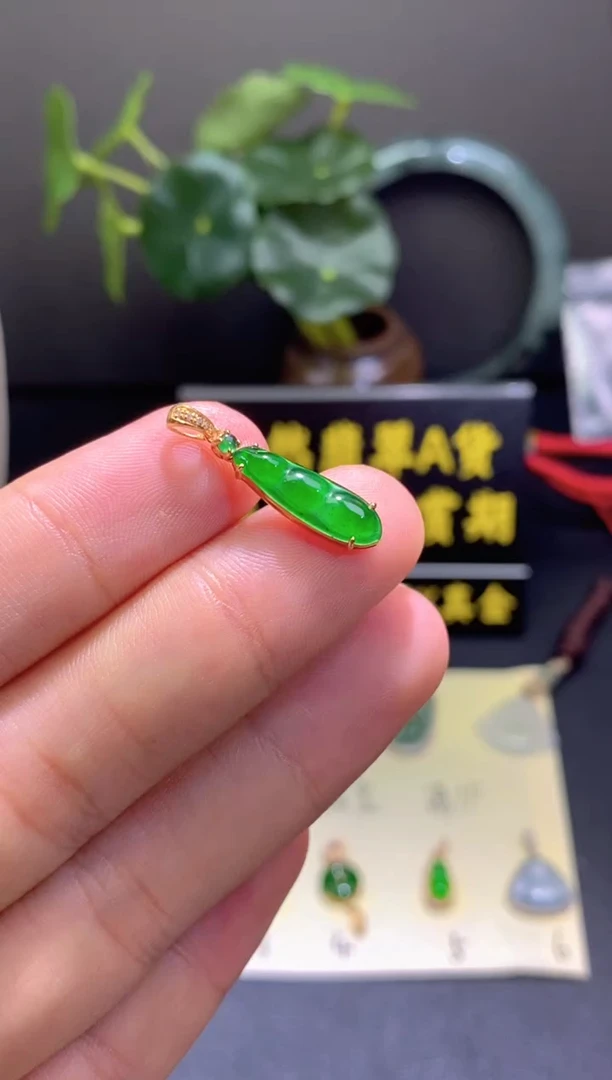 翡翠18K金镶嵌颈饰翡翠吊坠