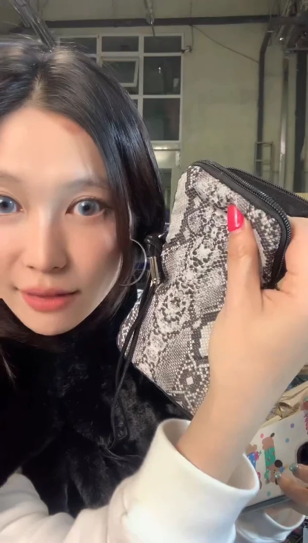 PC福利蛇纹斜挎手机包