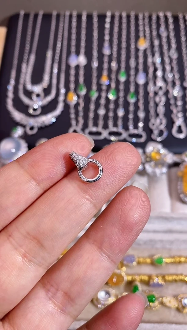 颈饰18K金镶嵌钻石扣头