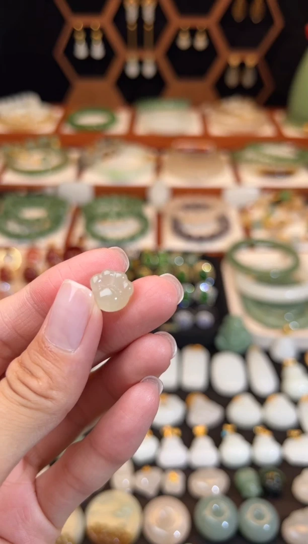 和田玉未镶嵌挂件L***a福利