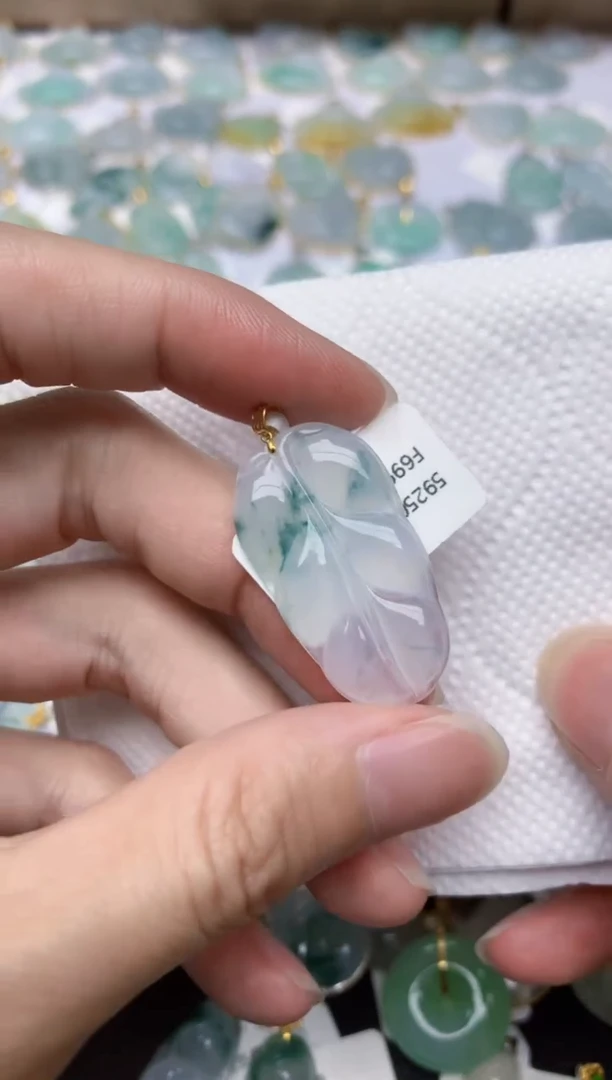 翡翠18K金镶嵌颈饰天然A货翡翠