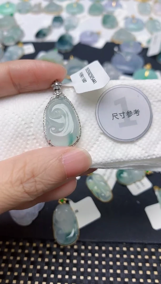 颈饰18K金镶嵌翡翠天然缅甸A货翡翠