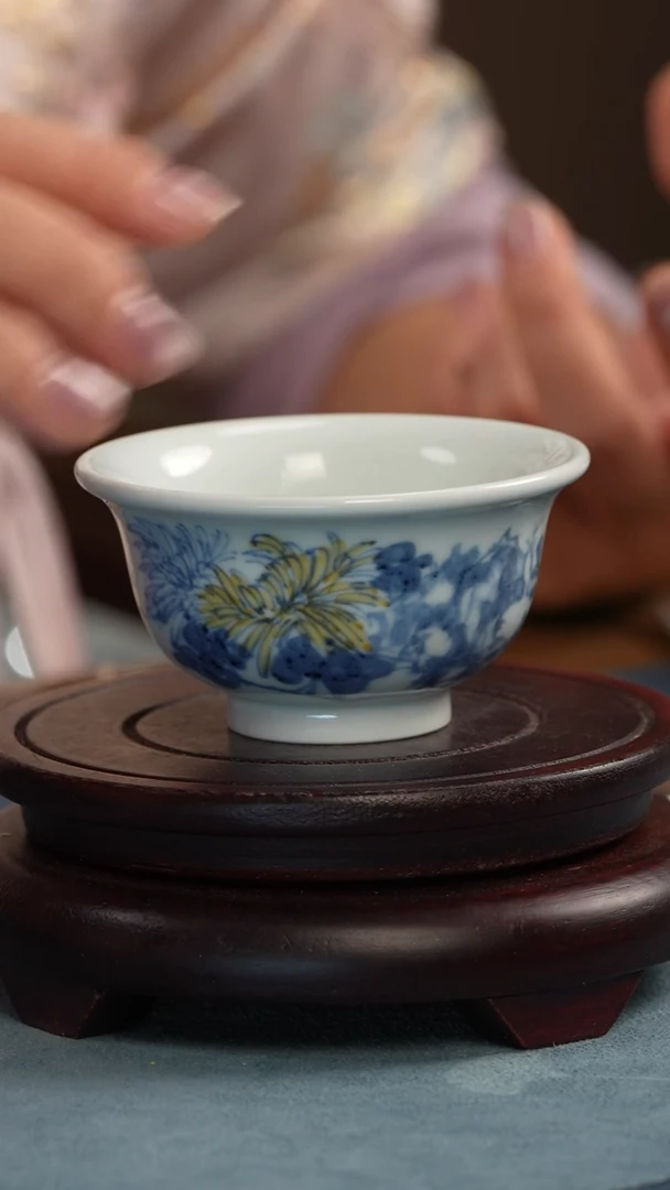 杯子杨贵云 青花加彩内绘菊花