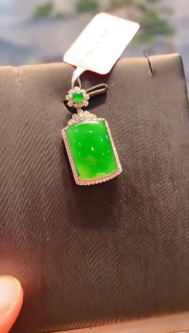 翡翠18K金镶嵌颈饰翡翠A75