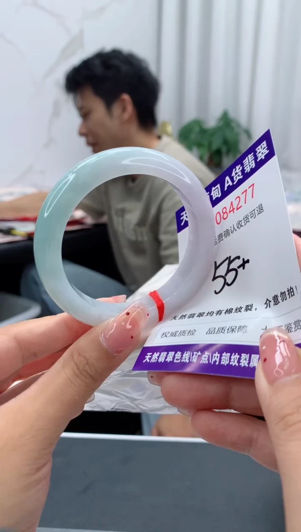 未镶嵌手镯翡翠有纹，完美者勿拍