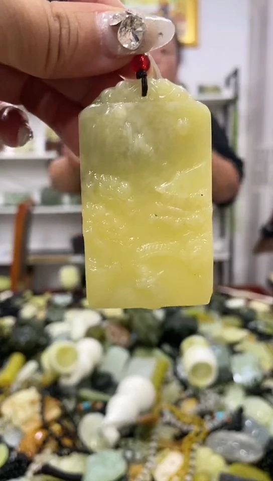 岫玉未镶嵌吊坠