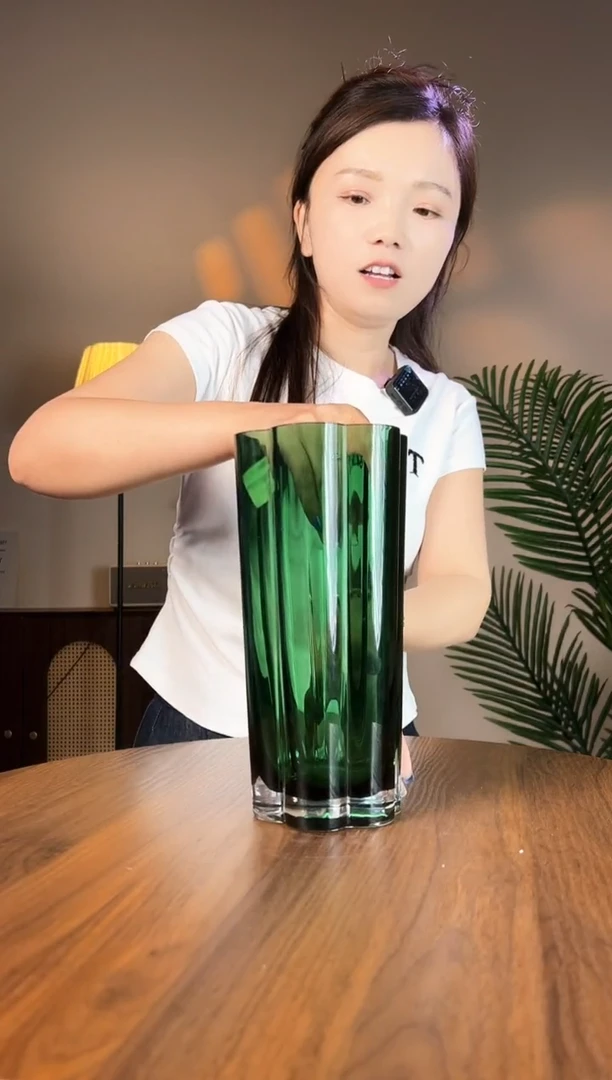 01款绿玻璃花瓶好