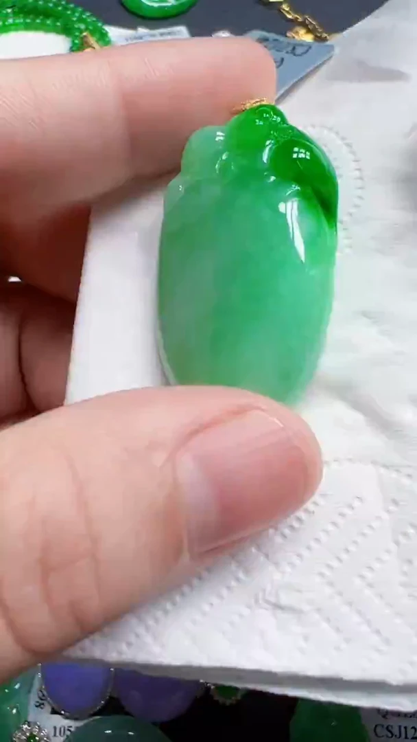 颈饰18K金镶嵌翡翠桃
