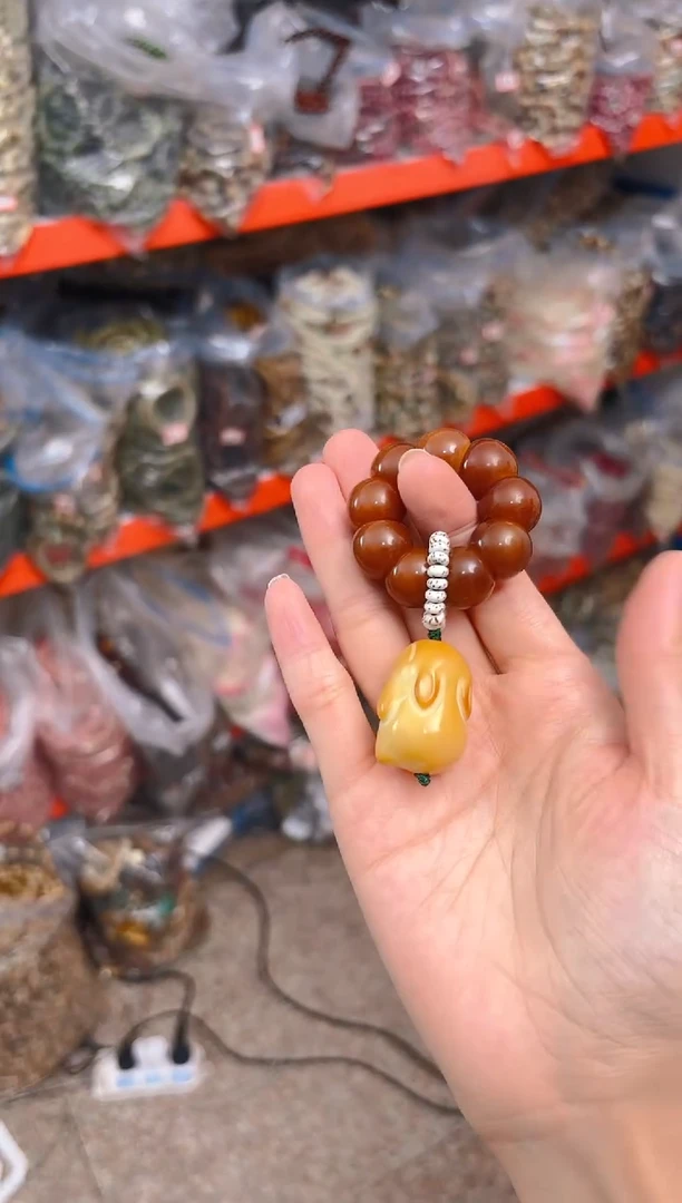 吊坠菩提根/象牙果栗子手捻带黄色兔