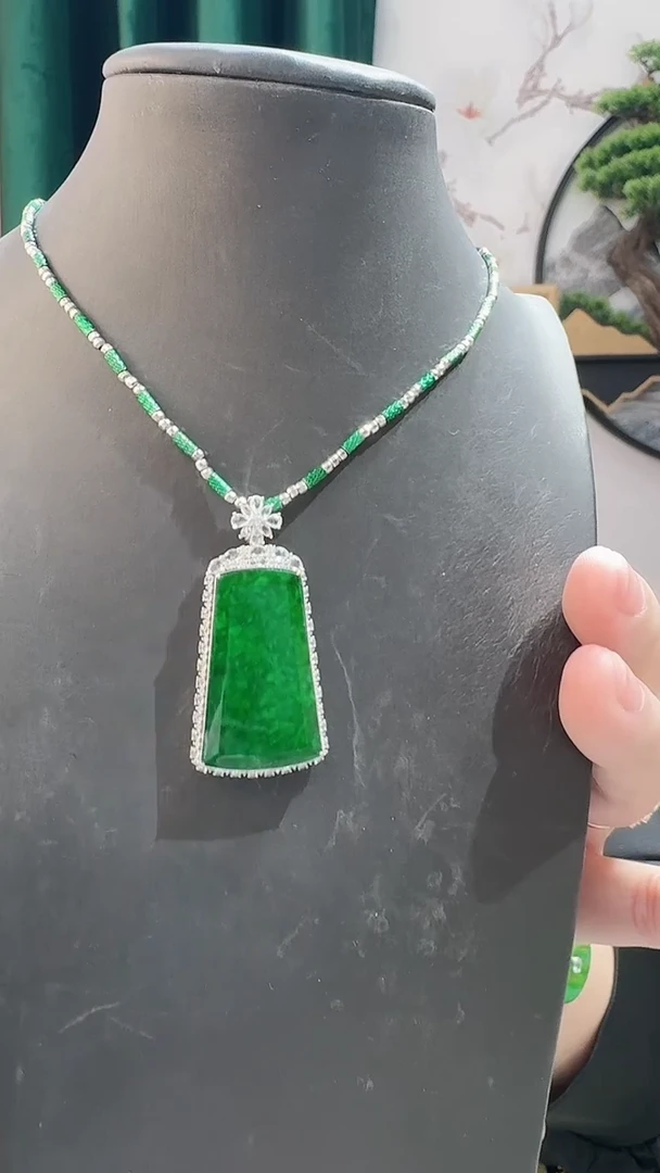 颈饰18K金镶嵌翡翠88888888888