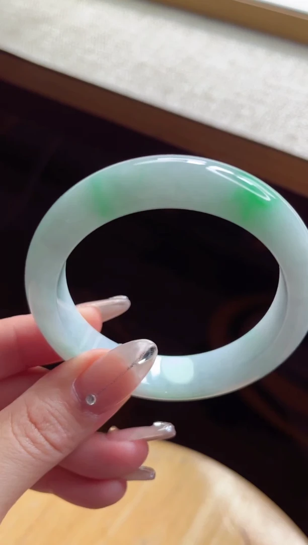 翡翠手镯未镶嵌1