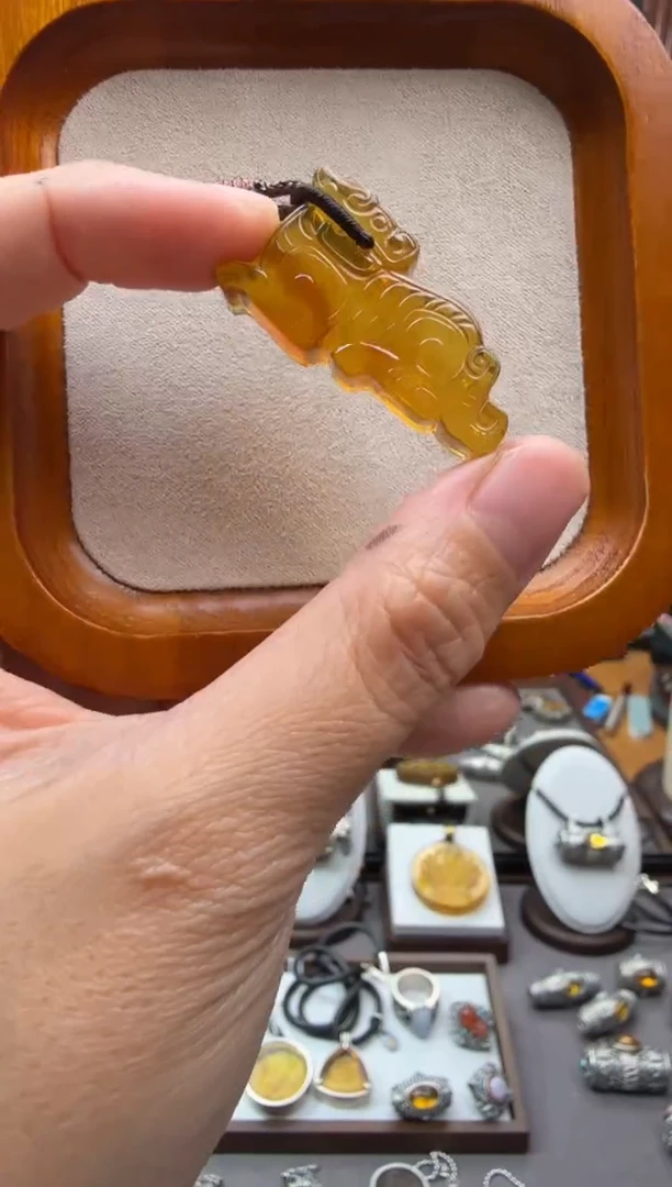 未镶嵌颈饰琥珀虎形佩吊坠