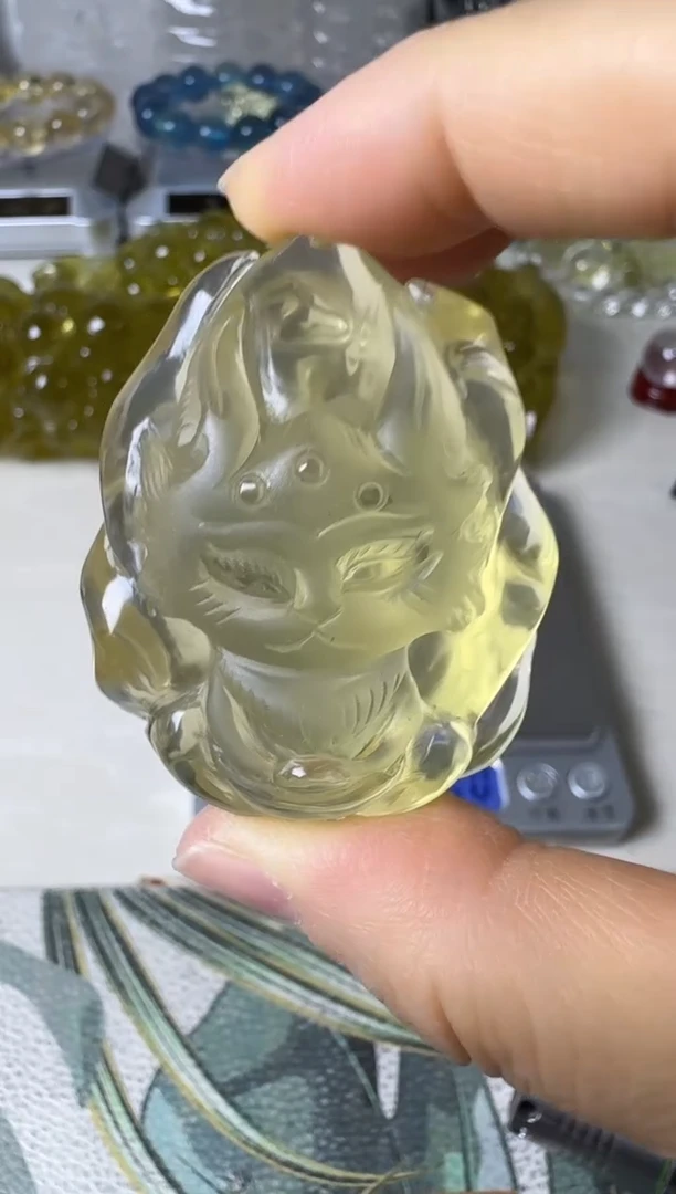 颈饰未镶嵌水晶矿坑