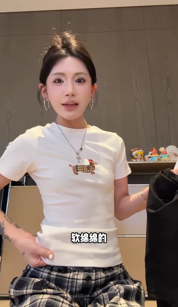 25夏新款时髦休闲减龄卡通小狗图案圆领正肩修身显瘦短袖T恤上衣