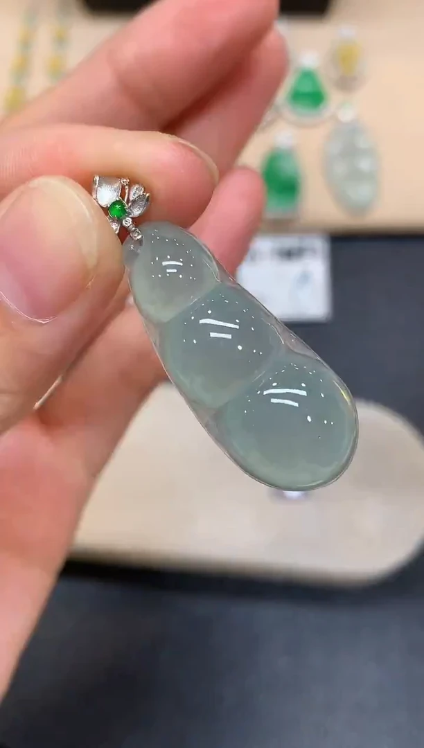 颈饰18K金镶嵌翡翠福豆【无服务费