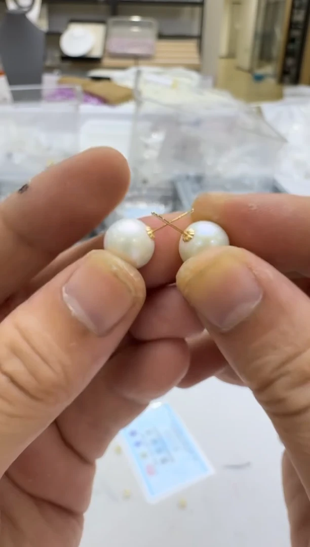 18K金镶嵌淡水珍珠耳钉何*胖11mm 孤品