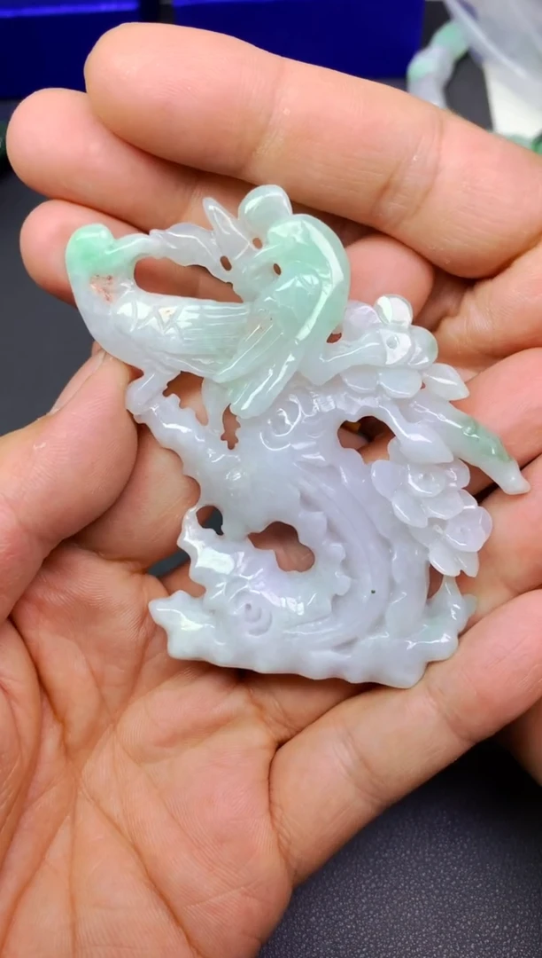 颈饰未镶嵌翡翠豪*摆件