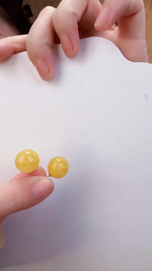 18K金镶嵌蜜蜡裸石耳饰