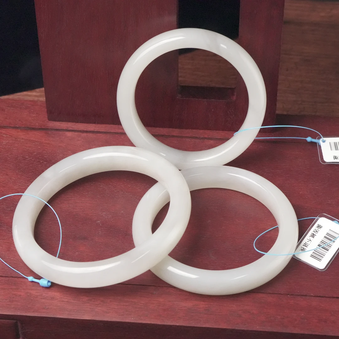 老王珠宝青海白玉 正圈手镯 多样性发其一