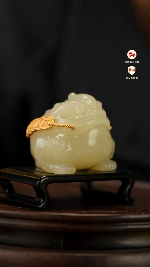 云南石竹叶青雕刻：口咬铜钱金蟾摆件