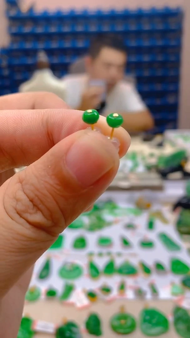 颈饰18K金镶嵌翡翠新号开播 全场乱卖