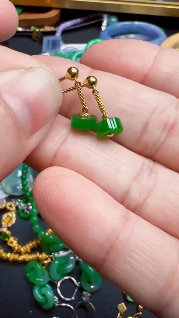 颈饰18K金镶嵌翡翠耳饰