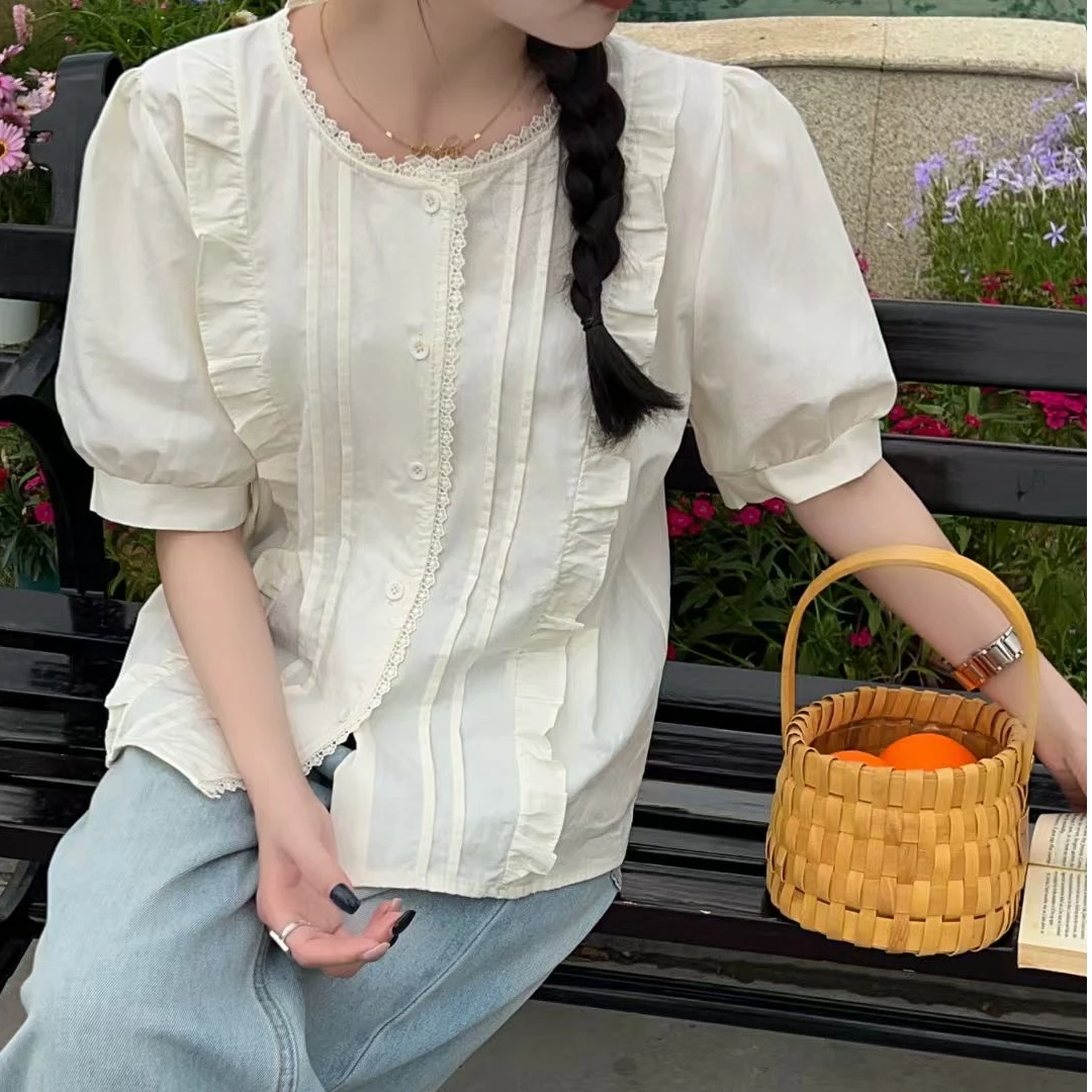韩国chic夏季法式气质圆领蕾丝花边拼接压褶单排女生微胖遮肉上衣