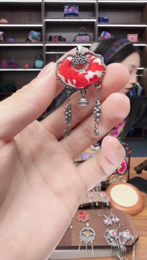 织绣66蒙阿苏苗绣传承店