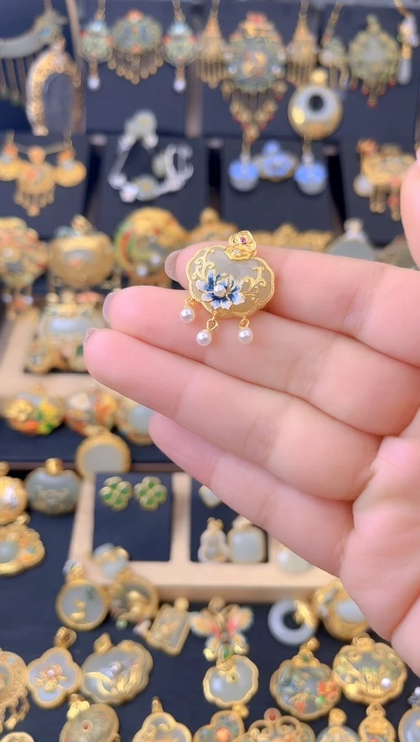 【闪购商品】和田玉吊坠银S925镀金镶嵌有钱花祥云如意锁吊坠