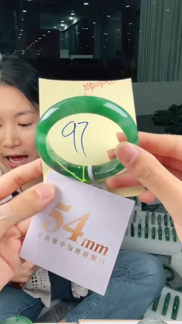 未镶嵌手镯石英质玉（非洲翠）有天然洒金亮片/矿点/棉线97