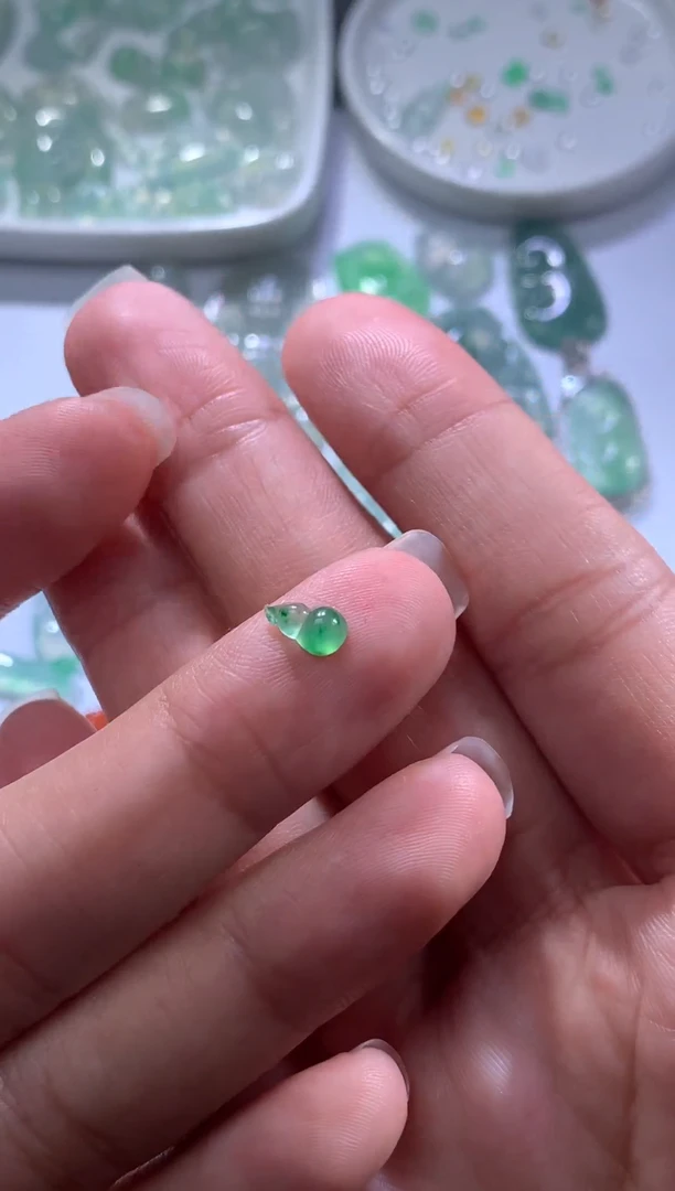 未镶嵌裸石翡翠飘窗绿葫芦