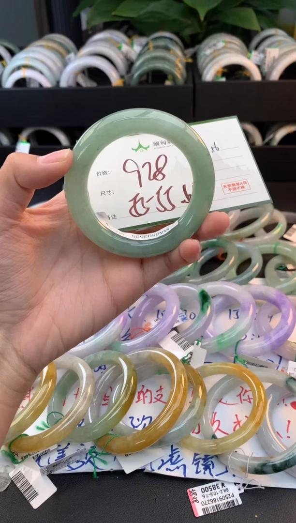 未镶嵌定制翡翠小**。毛货需精细抛光+多人