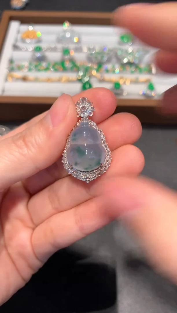 【闪购商品】翡翠颈饰18K金镶嵌19800