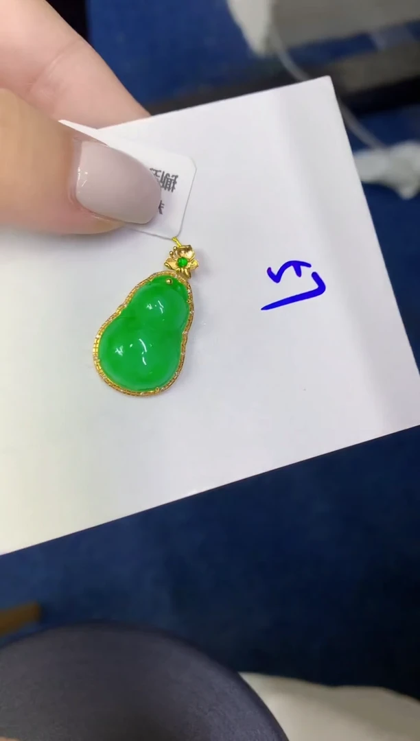 颈饰18K金镶嵌翡翠缅甸天然翡翠A货