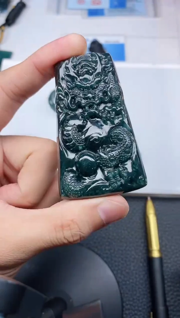 颈饰未镶嵌翡翠