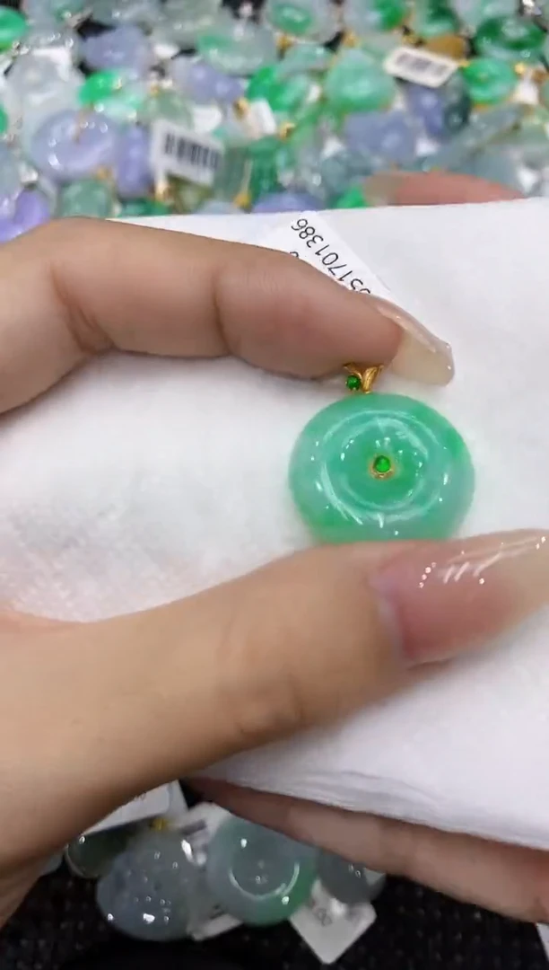 翡翠18K金镶嵌颈饰111111111111