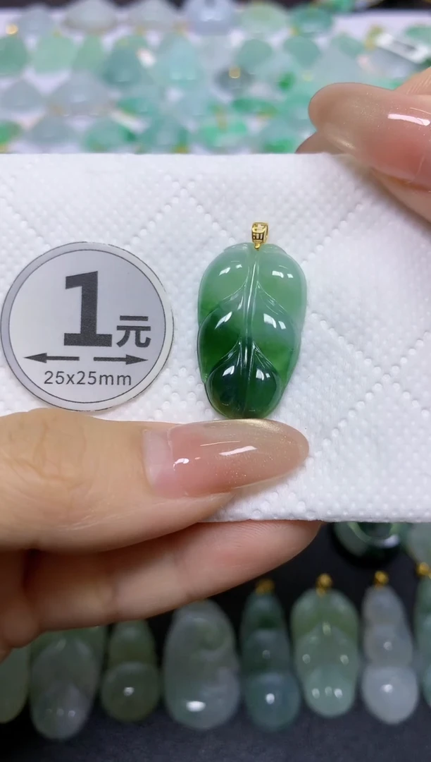 颈饰18K金镶嵌翡翠天然翡翠A货