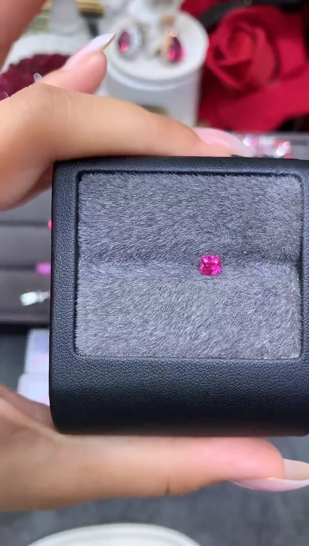 未镶嵌裸石定制尖晶石枕型 sagyin粉 0.49ct