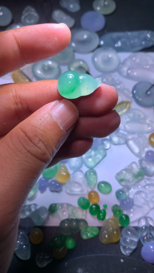 【闪购商品】翡翠颈饰未镶嵌葫芦