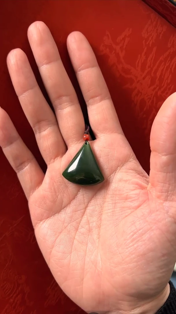 未镶嵌和田玉挂件新疆碧玉老熟扇形挂坠（无黑点）