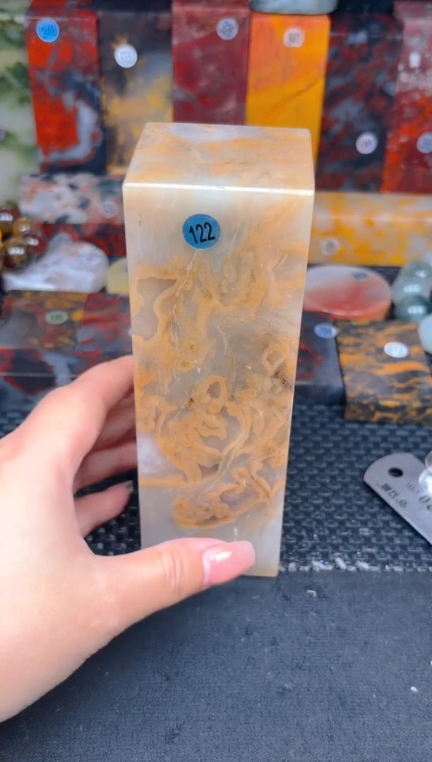 玉桂林鸡血玉摆件 编号：122